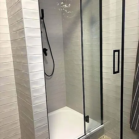 Morava 7 Manželská Postel A Postel Pro 3 Osobu, Parkování Zdarma šafaříkova 855 Hotel