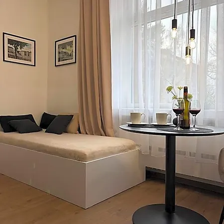 Morava 7 Manželská Postel A Postel Pro 3 Osobu, Parkování Zdarma šafaříkova 855 Hotel *