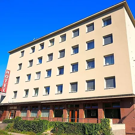 Morava 7 Manželská Postel A Postel Pro 3 Osobu, Parkování Zdarma šafaříkova 855 Hotel